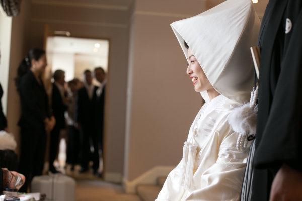 家族に見守られ花嫁になる