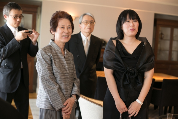 家族に見守られ花嫁になる