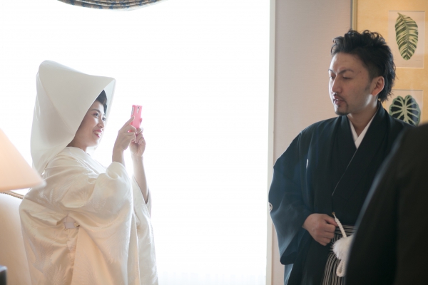 家族に見守られ花嫁になる