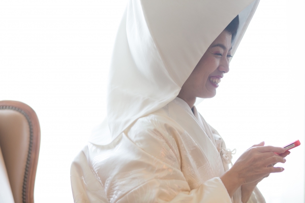 家族に見守られ花嫁になる