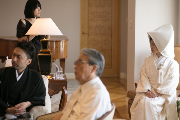 家族に見守られ花嫁になる