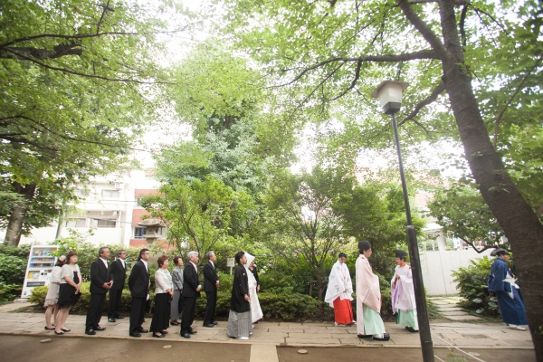 家族に見守られ花嫁になる