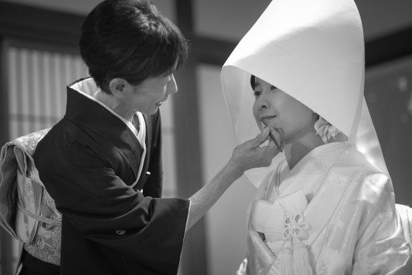 親族と親しい人を招いた祝言