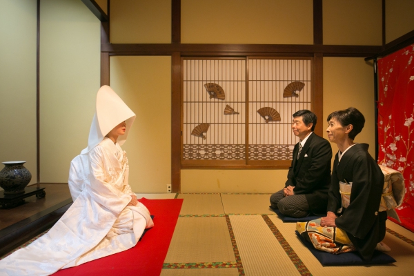 親族と親しい人を招いた祝言