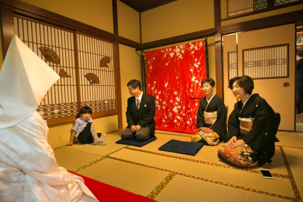 親族と親しい人を招いた祝言