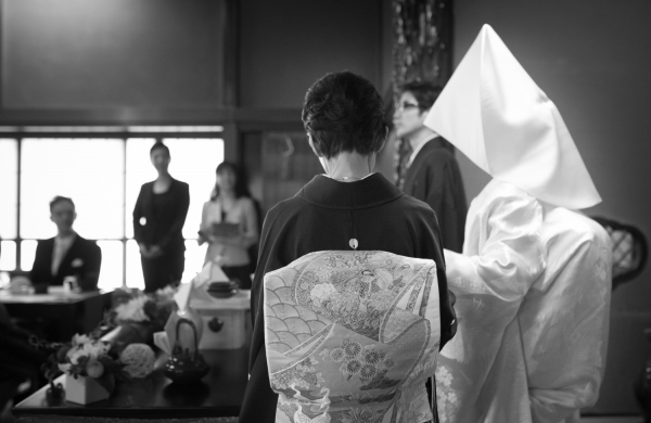 親族と親しい人を招いた祝言