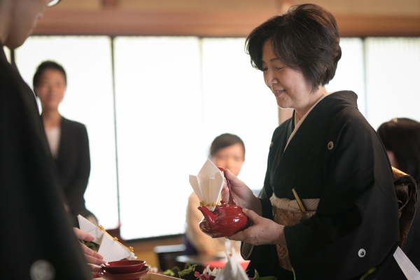 親族と親しい人を招いた祝言