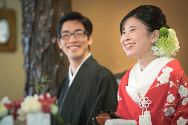 親族と親しい人を招いた祝言