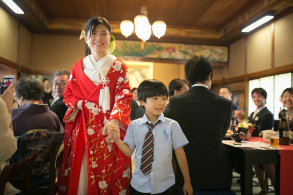 親族と親しい人を招いた祝言