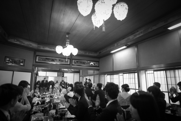 親族と親しい人を招いた祝言