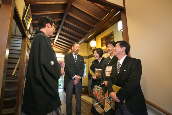 親族と親しい人を招いた祝言