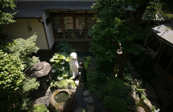 親族と親しい人を招いた祝言