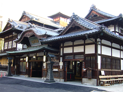 最古の温泉　道後温泉街（愛媛県）